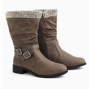 GREY FAUX LEATHER SWEATER-TRIMMED SLOUCHY MOTO BOOT (WW)